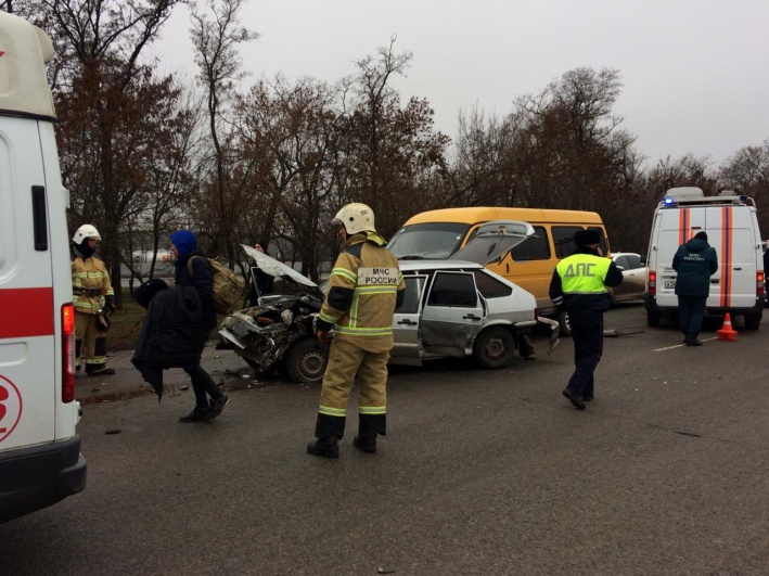 Два человека пострадали в массовом ДТП на трассе Азов – Ростов