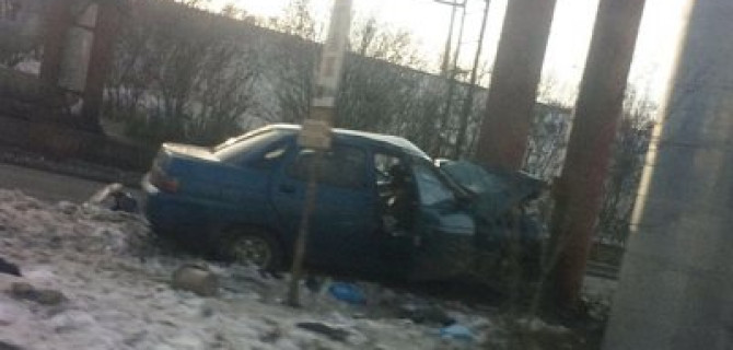 В Челябинске ВАЗ врезался в опору теплотрассы – погиб человек