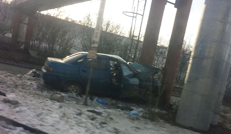 В Челябинске ВАЗ врезался в опору теплотрассы – погиб человек