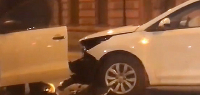 В Петербурге Volkswagen Polo и Hyundai Solaris не поделили перекресток