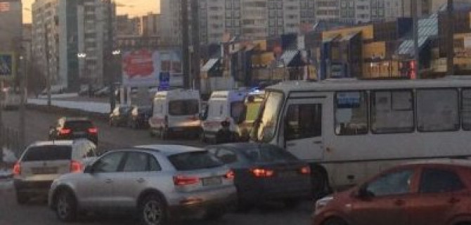 Три человека госпитализированы после ДТП в Петербурге
