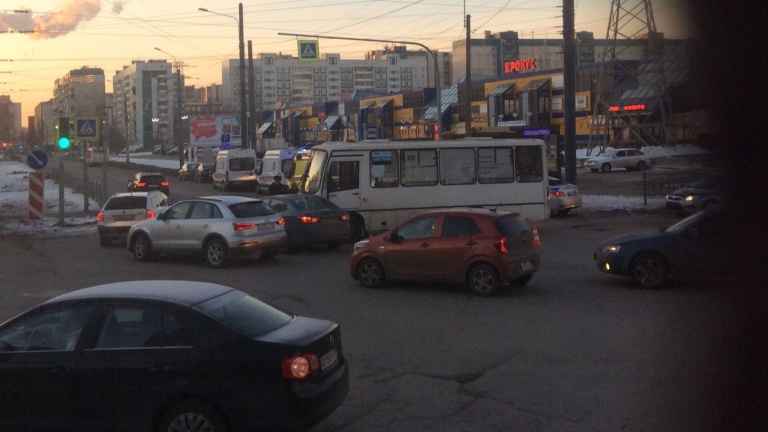 Три человека госпитализированы после ДТП в Петербурге