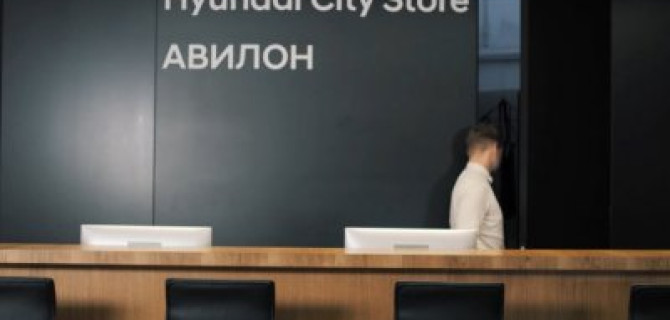 Ночь в закрытом торговом центре.