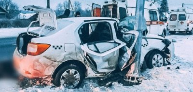 В Ленобласти иномарка врезалась в столб – погиб человек