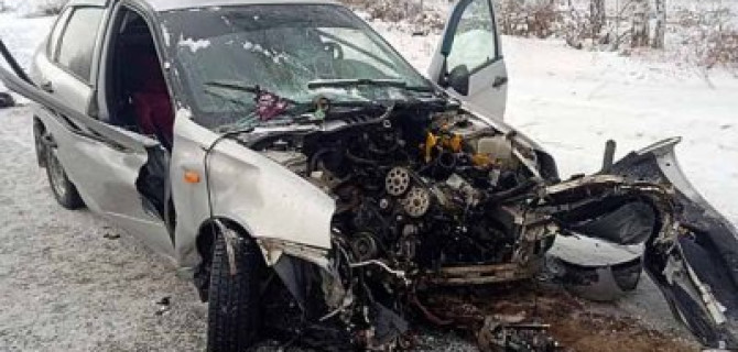 В Башкирии «Лада» врезалась в дерево – погиб человек