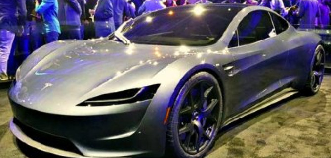 Tesla возобновляет производство модели Roadster