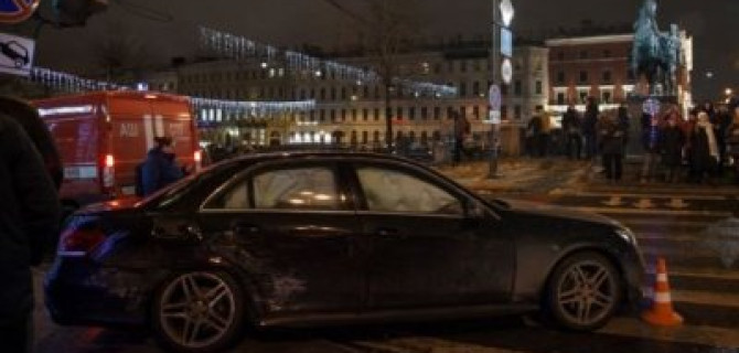 В Петербурге на Невском проспекте иномарка не успела проскочить на красный и влетела в толпу пешеходов
