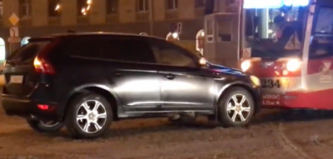 В Петербурге Volvo не захотел пропускать трамвай и устроил лобовое столкновение