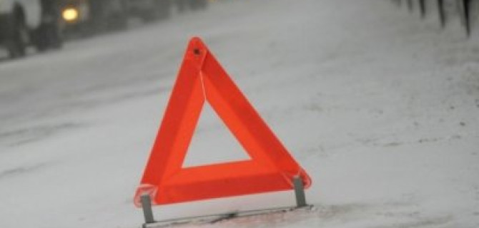 На трассе «Кола» микроавтобус с детьми съехал в кювет