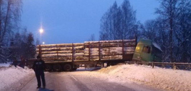 В ДТП с лесовозом в Ленобласти погиб человек