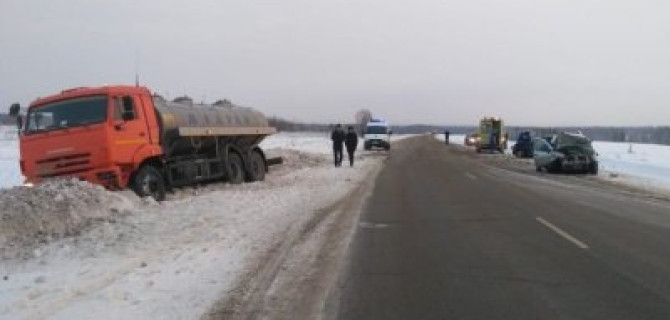 Два человека погибли в ДТП с молоковозом в Удмуртии