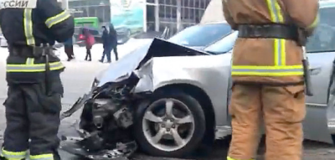 В Санкт-Петербурге иномарки столкнулись прямо на трамвайных путях 