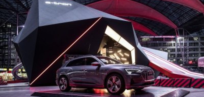 Audi e-tron "заряжает" аэропорт Мюнхена