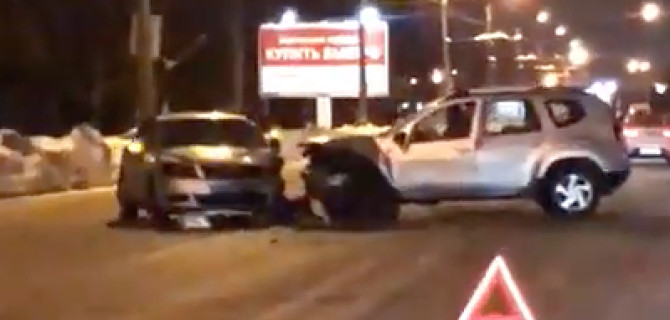 В Петербурге две иномарки устроили лобовое столкновение и перегородили дорогу