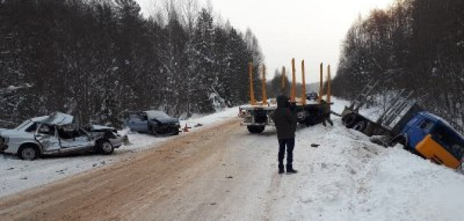 Водитель ВАЗа погиб в ДТП с КамАЗом под Устюгом