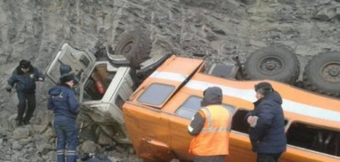 В Кемеровской области 6 человек погибло в результате падения вахтового автобуса в обрыв