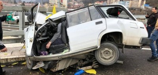 В Сочи ВАЗ врезался в забор – водитель погиб