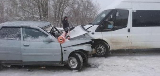 Под Уфой в ДТП с микроавтобусом пострадал человек