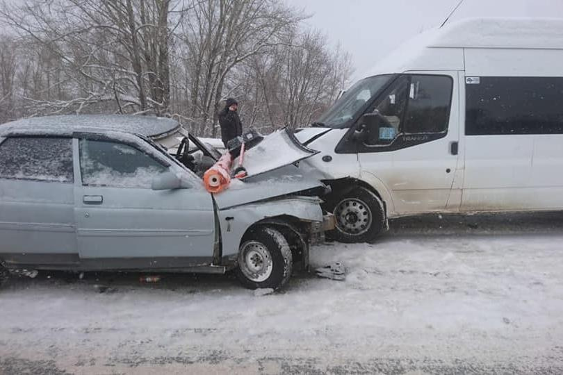Под Уфой в ДТП с микроавтобусом пострадал человек