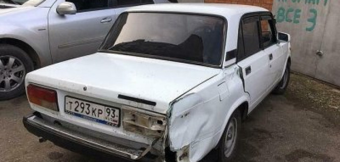 В Краснодаре ВАЗ сбил женщину на тротуаре и уехал