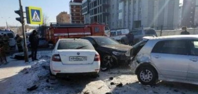 Два человека пострадали в массовом ДТП в Иркутске