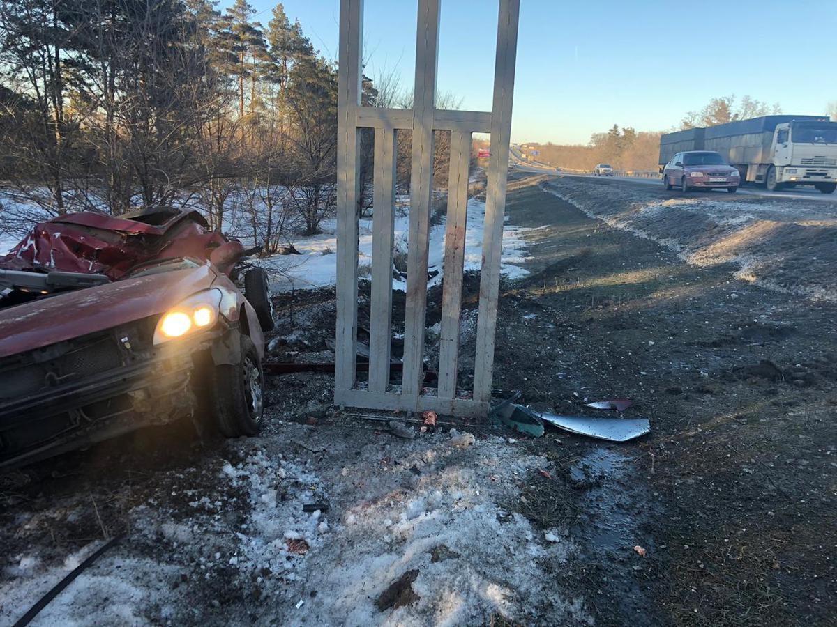 В Ростовской области иномарка врезалась в рекламный щит – погибли двое (2)