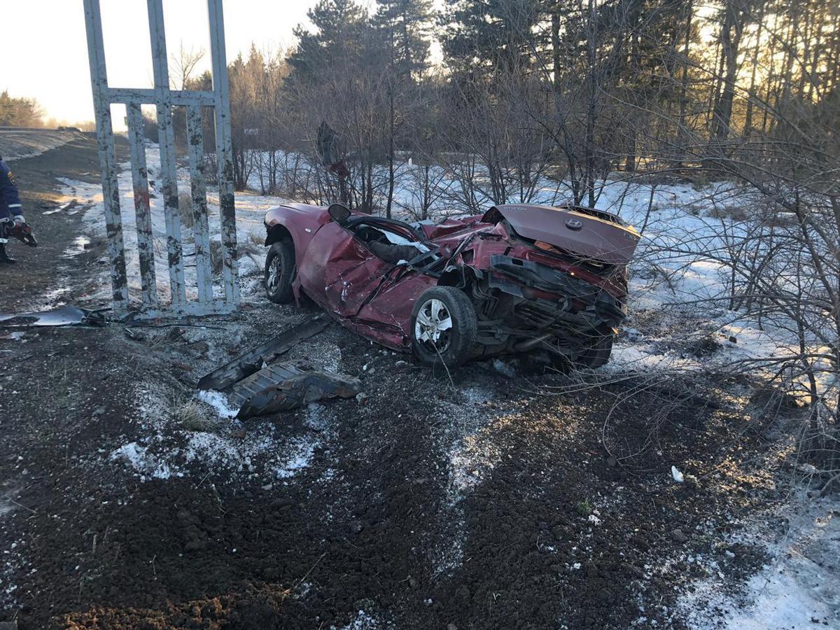 В Ростовской области иномарка врезалась в рекламный щит – погибли двое (1)