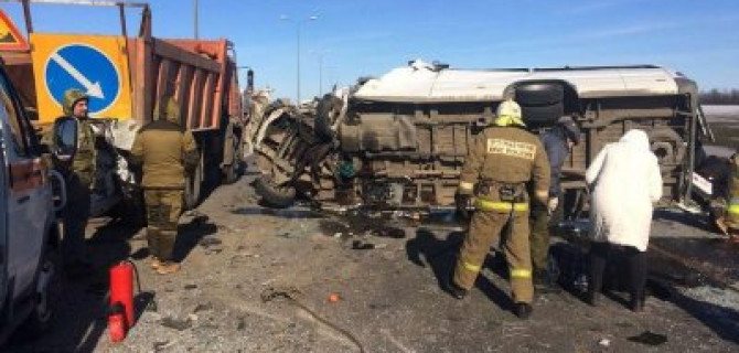 Шесть человек погибли в ДТП с микроавтобусом в Ростовской области