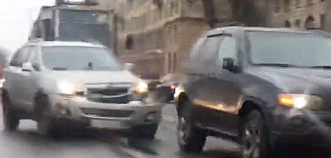 В Петербурге два кроссовера не смогли поделить трамвайные рельсы