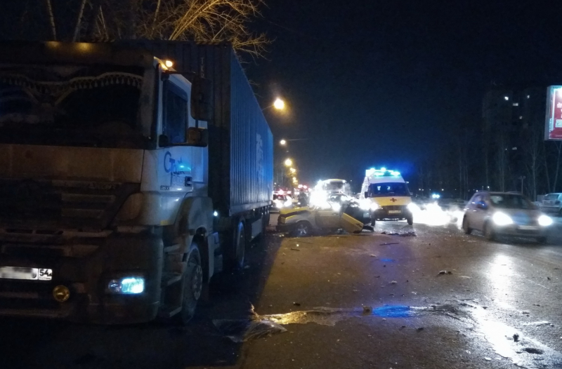 В ДТП с фурой в Новосибирске погибли три человека (2)