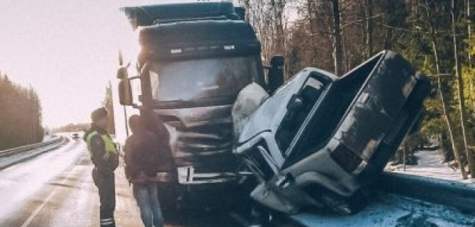 Водитель пикапа погиб в ДТП с фурой в Ленобласти