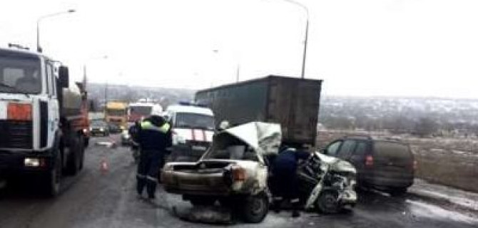 Два человека погибли в ДТП с фурой в Волгограде