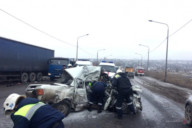 Два человека погибли в ДТП с фурой в Волгограде (3)