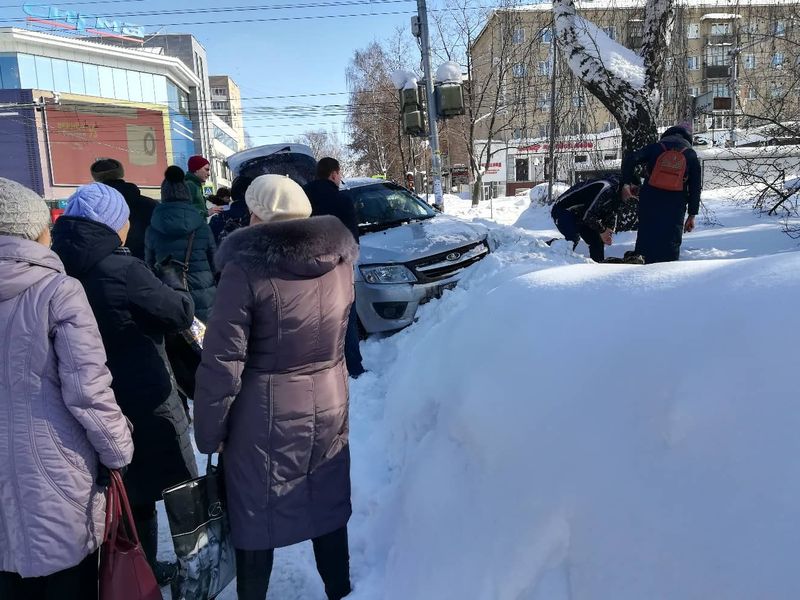 В Ижевске водитель «Лады» сбил женщину и ребенка на тротуаре