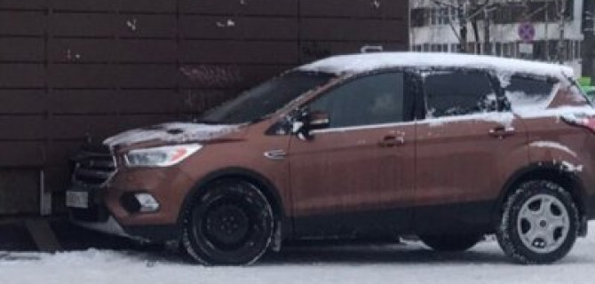 В Петербурге водитель иномарки умер за рулем и врезался в здание