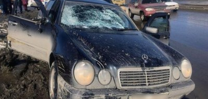 В Барнауле «Мерседес» сбил двух женщин на тротуаре