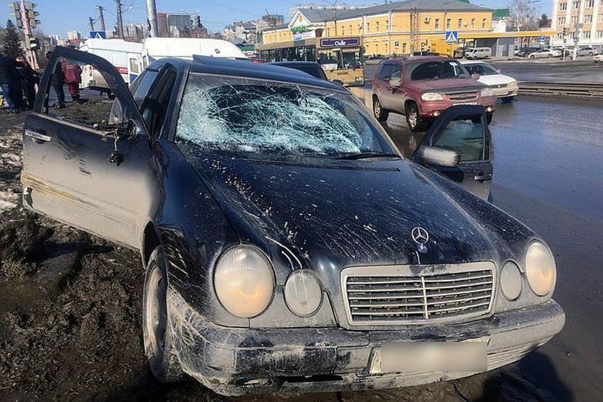 В Барнауле «Мерседес» сбил двух женщин на тротуаре