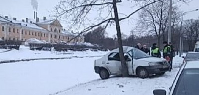 В Санкт-Петербурге 4 дня не могут убрать иномарку после ДТП на набережной Карповки 