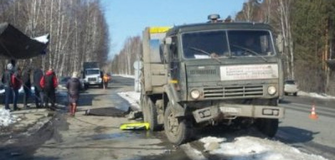 В Екатеринбурге КамАЗ снес светофор, и тот убил пешехода