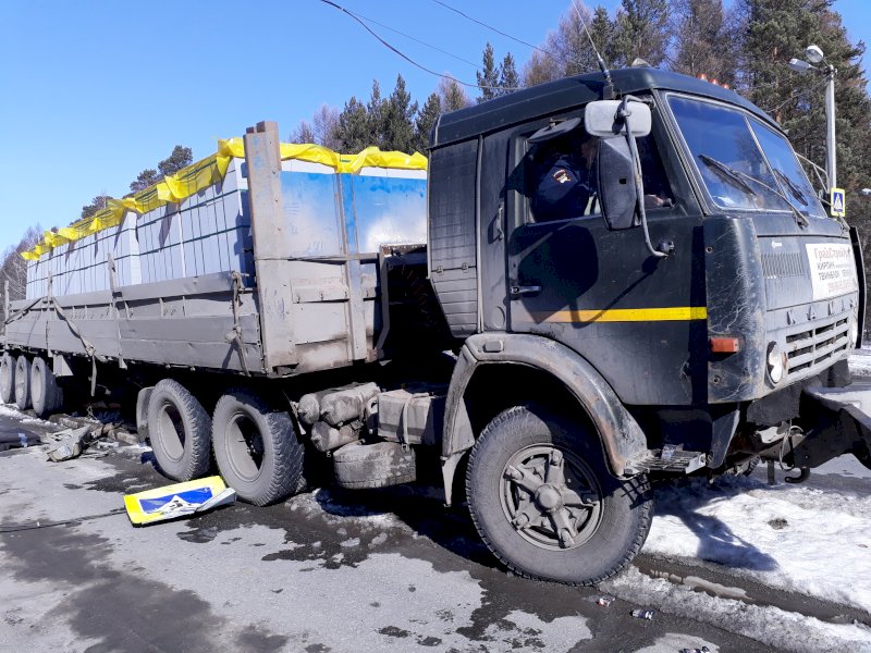 В Екатеринбурге КамАЗ снес светофор, и тот убил пешехода (1)