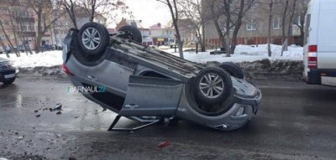 В Барнауле опрокинулась иномарка