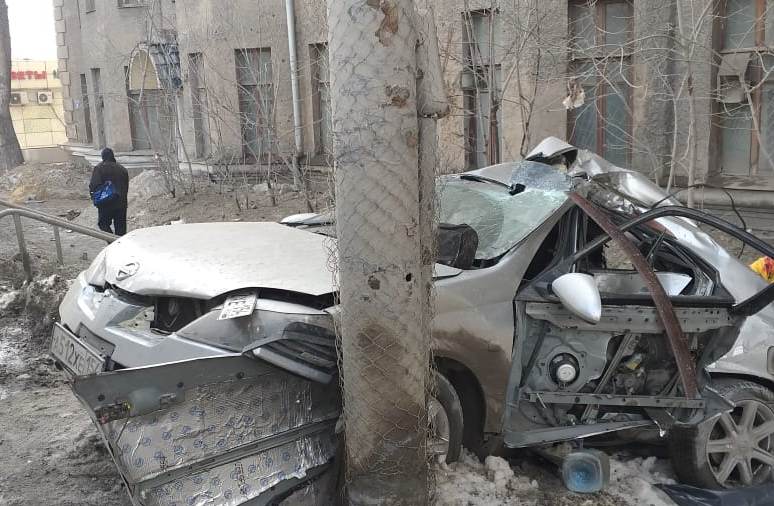В Новосибирске иномарка врезалась в столб – погиб пассажир