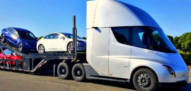 Электрогрузовик Tesla возит покупателям легковые электромобили