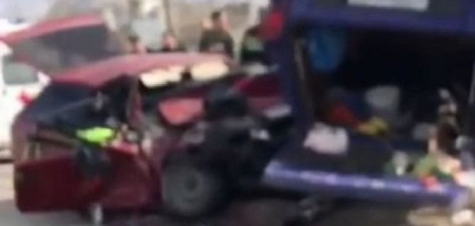 Парень и девушка пострадали в ДТП с микроавтобусом в Ростове