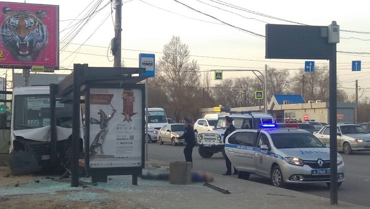 В Волгограде маршрутка насмерть била пешехода на тротуаре (2)