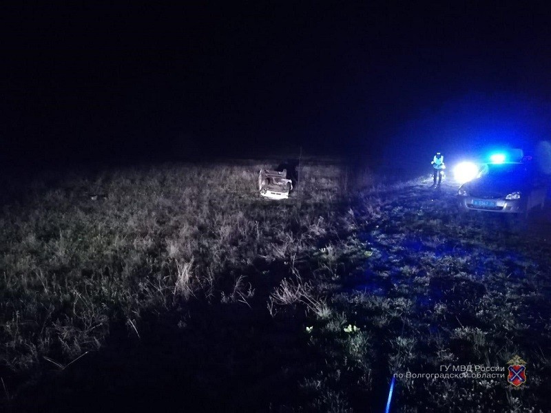 Под Волгоградом погиб пассажир опрокинувшейся легковушки