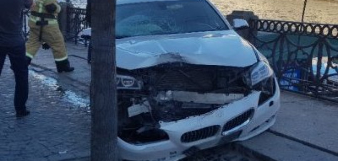 В центре Петербурга BMW сбила людей на тротуаре