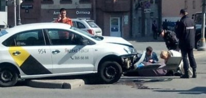 Такси сбило женщину в Петербурге у станции метро "Электросила"