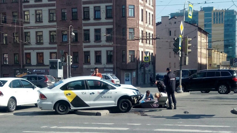 Такси сбило женщину в Петербурге у станции метро Электросила