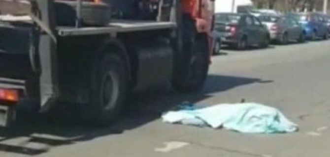 В Петербурге КамАз насмерть сбил девушку на самокате